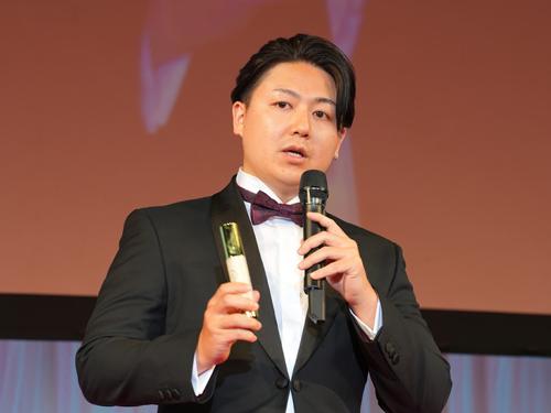 あいさつする新川泉社長